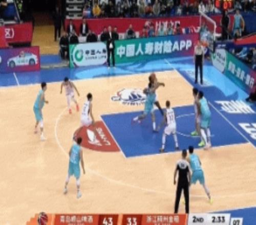 很积极啊！琼斯大帽韦瑟斯庞后立马救球将球砸对方出界拿到球权