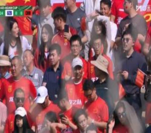 李昊倒地后，镜头给到看台上球迷，充满惊讶与不可思议