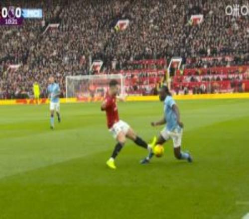 抬脚过高！达洛特蹬到多库膝盖，被泰勒出示黄牌VAR介入认定无误