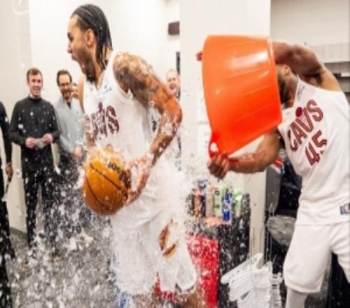 39分生涯之夜！泰森赛后获得比赛用球米切尔向其泼水庆祝