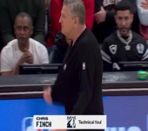 亏死了！杜兰特一路扯着戈贝尔球衣最后终于帽掉芬奇抱怨还吃一T