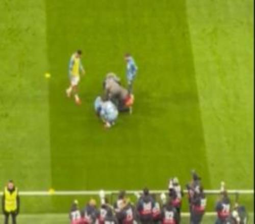 希望无大碍！姆巴佩热身时遭赫伊森误伤，接受治疗一瘸一拐起身