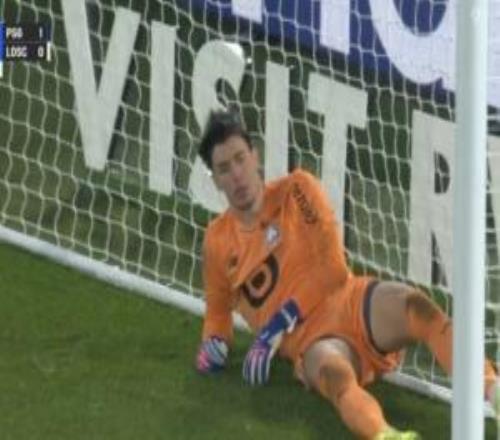 直接懵了！里尔门将遭登贝莱神仙吊射，躺球门里思考人生目瞪口呆