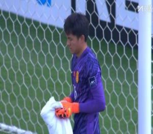 门神！李昊半场2次神扑+5次扑救，面对对手11脚射门力保球门不失
