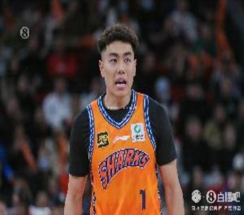 上海队记：李添荣个人觉得手伤恢复还行20号去做复查