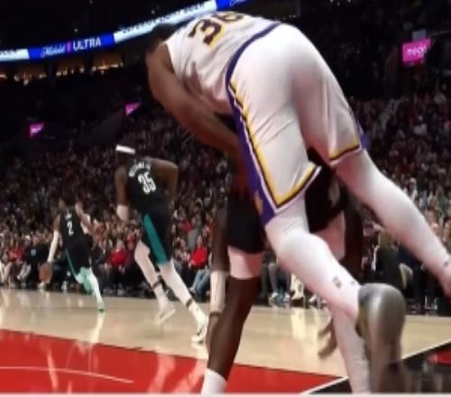 小摩擦！斯玛特突破上篮得手&起身时压到里斯随后回防拼抢犯规