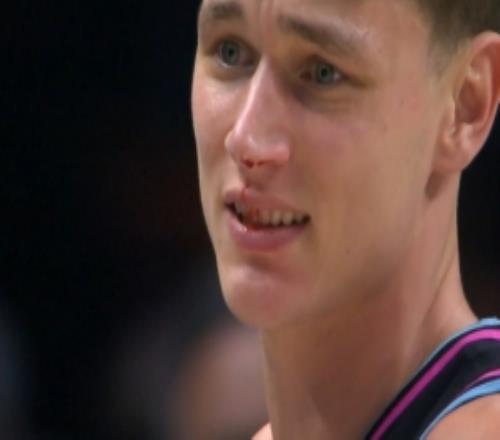 真正的血亏！拉松防守华莱士上篮被打脸&鼻血都出来了还被吹犯规