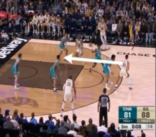 写意！库里送手术刀直塞撕开防线梅尔顿跟进强攻上篮得手