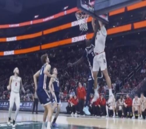 黄种人也能飞！淡厚然接队友高抛隔扣对手打成2+1点燃全场