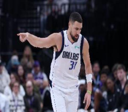 我来带队！克莱首节三分4中3轰11分2助独行侠轰出42分！