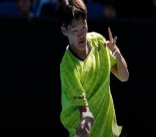 华裔小将郑瑞32科达晋级澳网次轮，目前就读大四，父母来自湖北