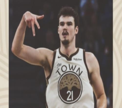 捕蜂收获三连胜！勇士官方晒出赢球海报：波斯特登上封面