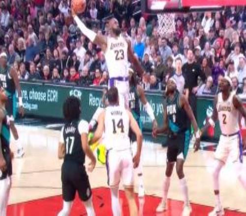 投篮威胁这么大詹姆斯三分线外晃飞两人大步踏进内线肆虐篮筐