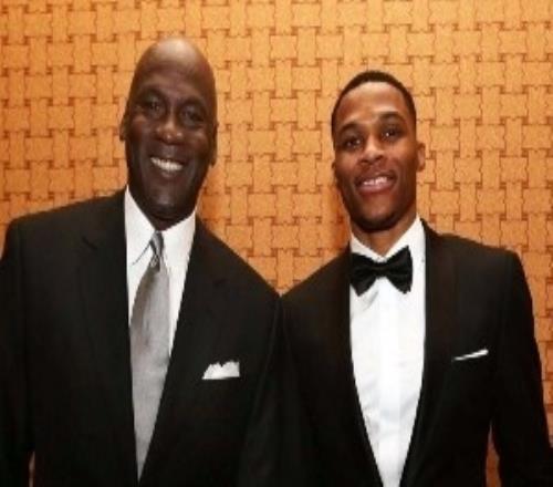 已是十年之前！威少晒老照片：来自2016的回忆杀！