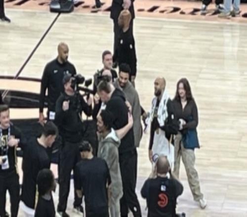 一起拿过冠军！波尔津吉斯赛后与豪泽、塔图姆、怀特寒暄