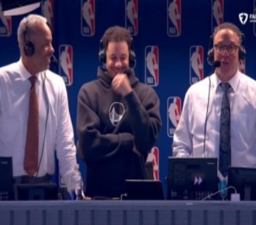 罕见一幕库里在场上打球弟弟和老爸一起在解说台解说比赛