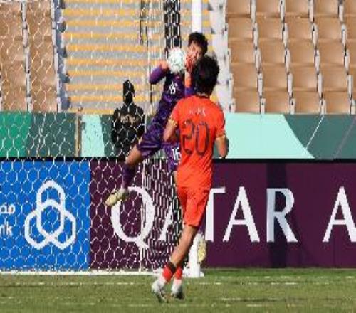 解说：挺进U23四强只是李昊一个人的表演，他顶了一支球队