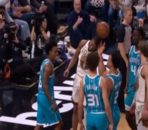 足篮两开花！梅尔顿突破上篮打成2+1落地再来个头球争顶