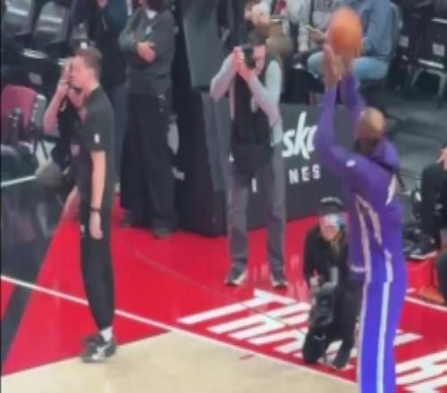 找找感觉！湖人VS开拓者赛前热身环节詹姆斯猛练底角三分