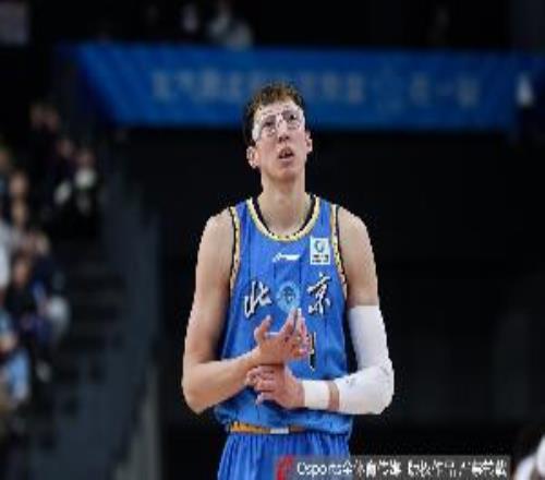 周琦眼伤初步检查不像上赛季那么重周一才有最终结果