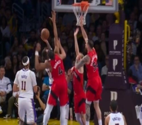 挺身而出！东契奇2记三分连得8分率队努力追赶