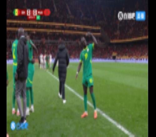 塞内加尔球员回更衣室想要罢赛，马内跑回更衣室招呼队友回来