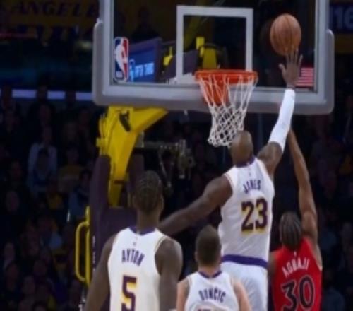 黄雀在后！詹姆斯奋力追防高高跃起送阿巴基钉板大帽