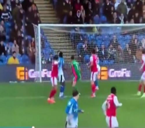 全场3乌龙！英甲斯托克港门将开球击中队友后背反弹入网