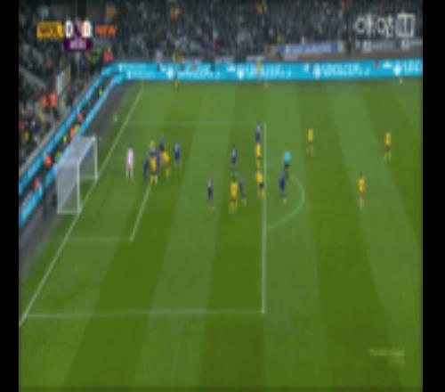 这球精彩！狼队边线球掷到禁区，马特乌斯马内倒勾射门被没收