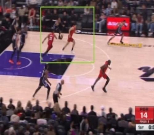 今天挺早！杨瀚森首节还剩7分钟登场篮下防守拉文犯规