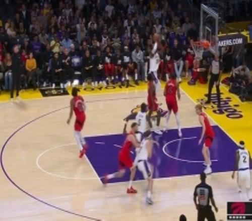 这球够稳！詹姆斯背打巴恩斯命中翻身后仰跳投湖人反超猛龙