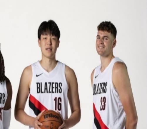 解说：克林根抢到篮板后手不放下核心力量强杨瀚森要好好学学