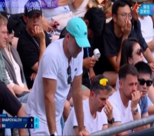 周杰伦现场观看布云朝克特比赛，后者去年曾看周杰伦演唱会