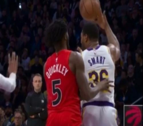 有想法！斯玛特背打脑后抛传&艾顿心领神会空接上篮湖人90追平