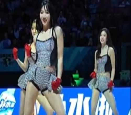 三舞连看！媒体人晒北京男篮主场啦啦队的舞蹈表演视频