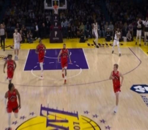 4分到手！詹姆斯快攻打进加罚猛龙主帅抱怨被吹技犯再送1分