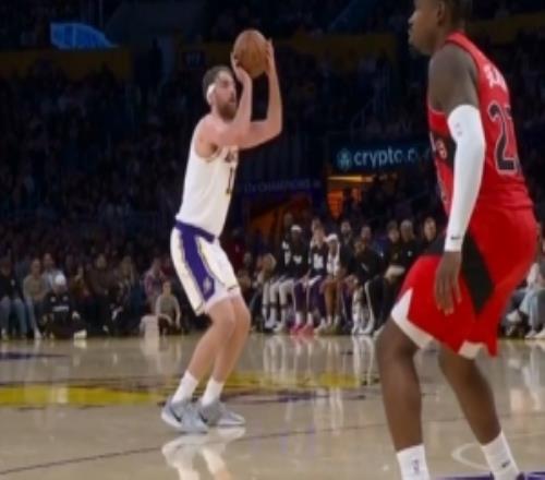 穷追猛打！蒂米三分命中后东契奇助飞艾顿湖人轰226打停猛龙