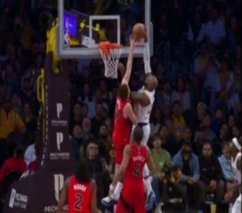 壮心不已！詹姆斯反击直杀内线起飞力压防守隔扣被犯规破坏