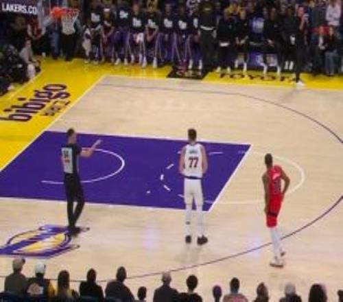 东契奇造进攻犯规被改判+连续被帽2个怒喷裁判干扰球被吹技犯