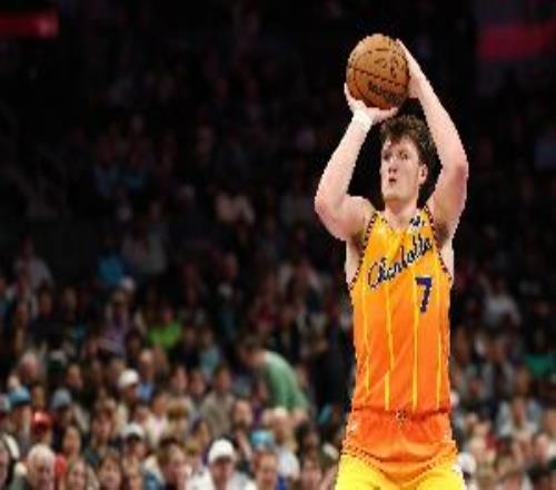 积极又稳定！4号秀克尼佩尔半场9中4&三分3中2拿到10分2板2助