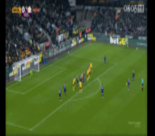 特里皮尔任意球绕过人墙，可惜稍稍偏出