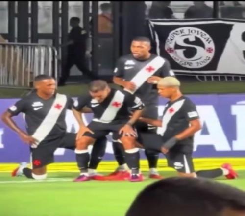 小魔术师！库蒂尼奥扣球过人兜射破门，队友庆祝为其搭王座戴王冠