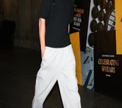 湖人众将入场穿搭：克莱伯&艾顿反向配色海斯皮衣格子裤时尚潮男