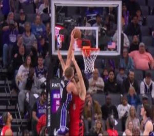 杨瀚森和队友沟通失误被迫补防惨遭小萨正面隔扣！