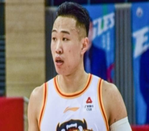 媒体人：贺希宁值得全明星首发位置也值得一个中国男篮的位置