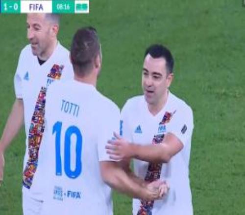 传奇连线！哈维与托蒂两人配合，传奇赛打穿对面防线