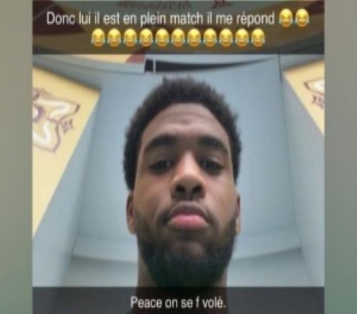 塞内加尔罢赛姆巴耶掏手机自拍称“被抢劫”，赛后道歉：我很抱歉