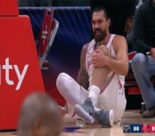 不要啊！亚当斯防守落地左腿受伤了起不来啊被搀扶回更衣室