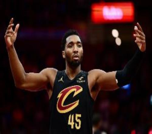 低效！多诺万米切尔半场10投仅2中拿到7分3助三分5中0