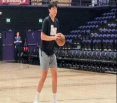 7天6赛来啦！小吧直击杨瀚森混音队赛前训练中远投手感还不错